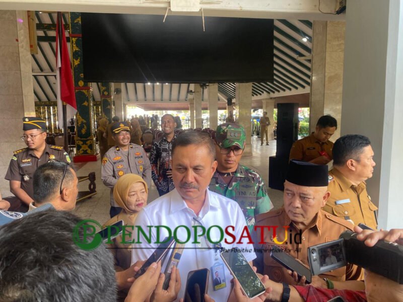 Staf Khusus Kepala Staf Kepresidenan RI, Alfret Denny Djoike Tuejeh dan Bupati Malang, H.M Sanusi saat di wawancarai oleh awak media (Foto: Seno pendoposatu.id)