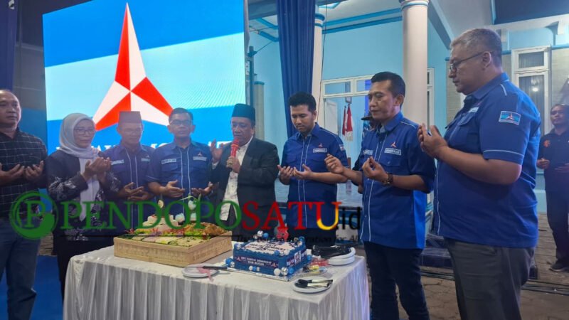 Wakil Gubernur Jatim, Emil Elestianto Dardak saat menghadiri HUT ke-25 Partai Demokrat di kantor DPC Demokrat kabupaten Blitar (Foto: Nadia KK pendoposatu.id)