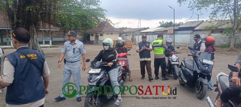 Operasi Simpatik dalam rangka sosialisasi keselamatan dan taat pajak oleh petugas gabungan (Foto: Seno pendoposatu.id)
