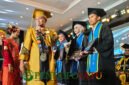 Rektor UIBU Malang, Assoc. Profesor Dr. Nurcholis Sunuyeko M.Si saat melantik prosesi wisuda sarjana S1 dan S2 (Foto: bgs pendoposatu.id)