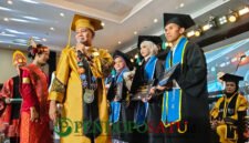 Rektor UIBU Malang, Assoc. Profesor Dr. Nurcholis Sunuyeko M.Si saat melantik prosesi wisuda sarjana S1 dan S2 (Foto: bgs pendoposatu.id)