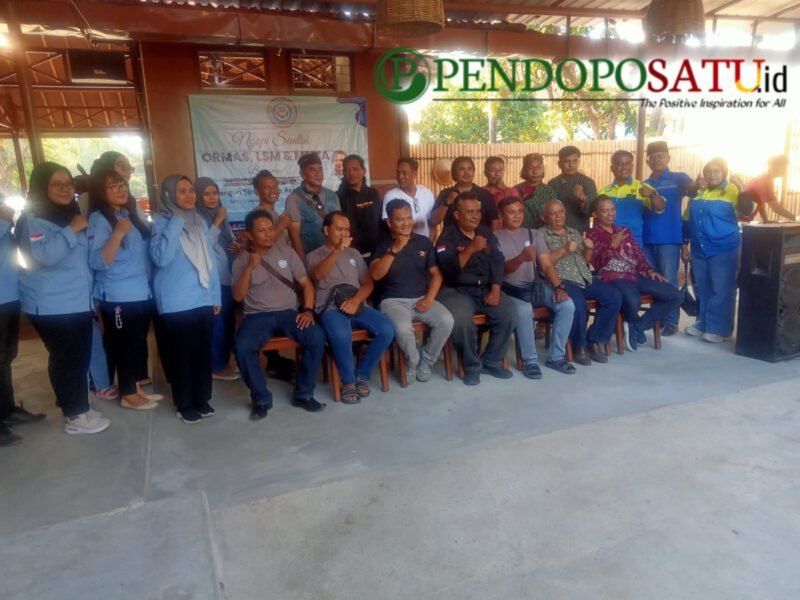 Ormas, Progib dan awak media saat foto bersama di acara RM makan Ayam Kirana di Purwosari (Foto: Abdullah pendoposatu.id)