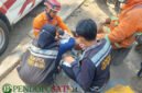 Dokes Polres Malang saat membantu petugas kelelahan menangani karhutla (bgs pendoposatu.id)