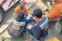 Dokes Polres Malang saat membantu petugas kelelahan menangani karhutla (bgs pendoposatu.id)