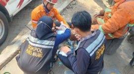 Dokes Polres Malang saat membantu petugas kelelahan menangani karhutla (bgs pendoposatu.id)