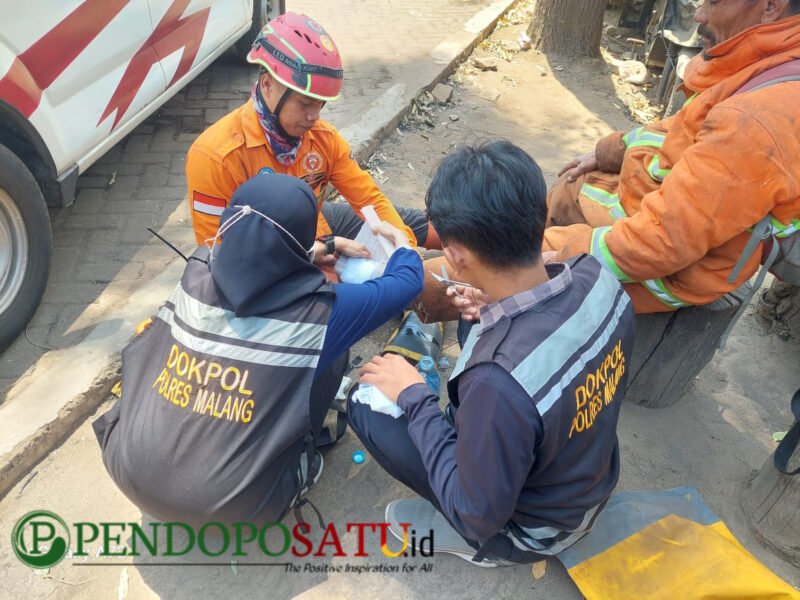 Dokes Polres Malang saat membantu petugas kelelahan menangani karhutla (bgs pendoposatu.id)