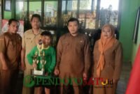 Muhammad Albi Al-Ghozali didampingi Kepsek SDN 1 Tegalrejo, Supriyadi, S.Pd beserta guru pendidik (Foto: Diky pendoposatu.id)