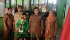Muhammad Albi Al-Ghozali didampingi Kepsek SDN 1 Tegalrejo, Supriyadi, S.Pd beserta guru pendidik (Foto: Diky pendoposatu.id)