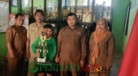 Muhammad Albi Al-Ghozali didampingi Kepsek SDN 1 Tegalrejo, Supriyadi, S.Pd beserta guru pendidik (Foto: Diky pendoposatu.id)