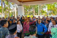 Koordinator aksi massa, Baweh saat orasi di depan gedung DPRD Kabupaten Malang (Foto: bgs pendoposatu.id)