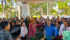 Koordinator aksi massa, Baweh saat orasi di depan gedung DPRD Kabupaten Malang (Foto: bgs pendoposatu.id)