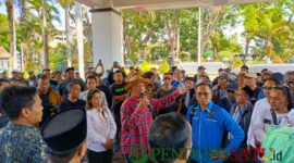 Koordinator aksi massa, Baweh saat orasi di depan gedung DPRD Kabupaten Malang (Foto: bgs pendoposatu.id)