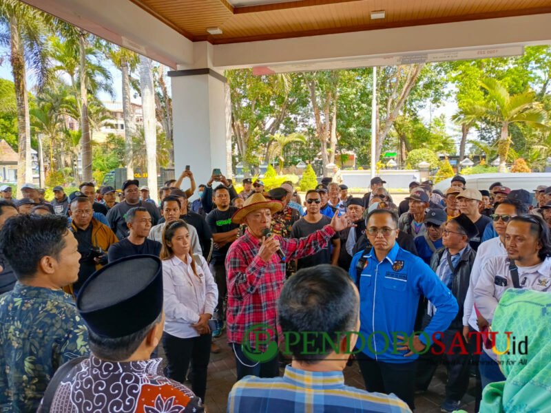 Koordinator aksi massa, Baweh saat orasi di depan gedung DPRD Kabupaten Malang (Foto: bgs pendoposatu.id)