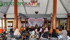 Camat Bantur, Bayu Jatmiko, S.STP menghadiri rapat kordinasi penurunan stunting didampingi Kades Bantur, Nanang Kosim (Foto: Diky pendoposatu.id)