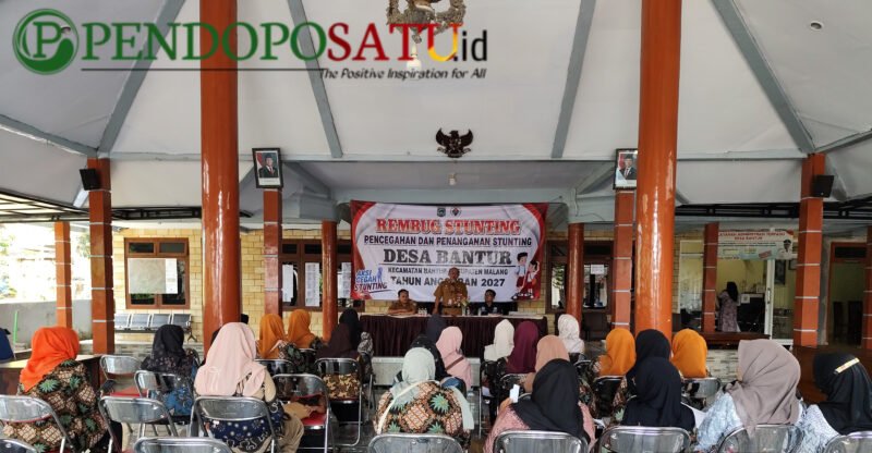 Camat Bantur, Bayu Jatmiko, S.STP menghadiri rapat kordinasi penurunan stunting didampingi Kades Bantur, Nanang Kosim (Foto: Diky pendoposatu.id)