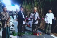 Anggota DPRD Kabupaten Malang Fraksi NasDem, Abdul Ghofur saat mengikuti tasyakuran di dampingi Kades Pringgodani, Abdul Malek (Foto: Diky pendoposatu.id)