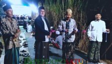 Anggota DPRD Kabupaten Malang Fraksi NasDem, Abdul Ghofur saat mengikuti tasyakuran di dampingi Kades Pringgodani, Abdul Malek (Foto: Diky pendoposatu.id)