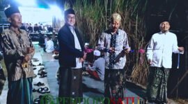 Anggota DPRD Kabupaten Malang Fraksi NasDem, Abdul Ghofur saat mengikuti tasyakuran di dampingi Kades Pringgodani, Abdul Malek (Foto: Diky pendoposatu.id)
