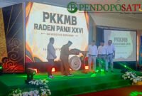Bupati Malang, H.M Sanusi memukul gong tanda dimulainya PKKMB Universitas Kepanjen (Foto: Seno pendoposatu.id)