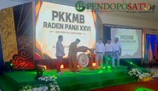 Bupati Malang, H.M Sanusi memukul gong tanda dimulainya PKKMB Universitas Kepanjen (Foto: Seno pendoposatu.id)