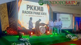 Bupati Malang, H.M Sanusi memukul gong tanda dimulainya PKKMB Universitas Kepanjen (Foto: Seno pendoposatu.id)