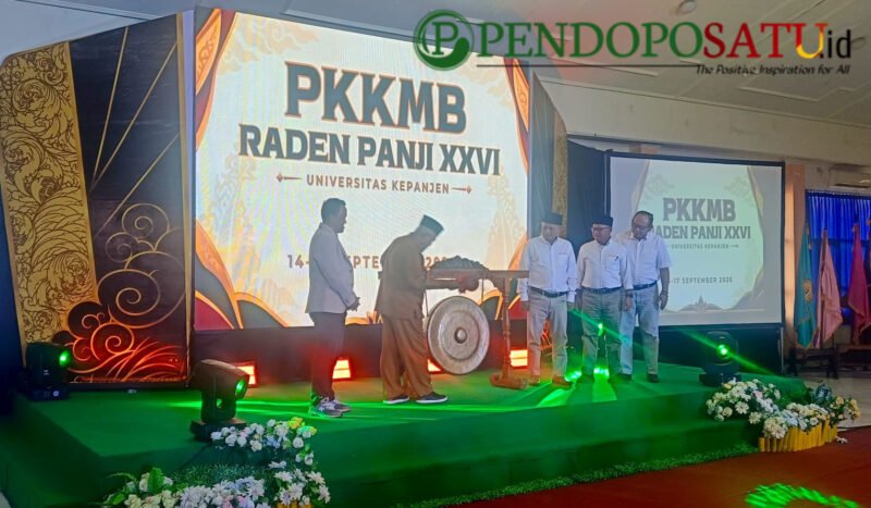 Bupati Malang, H.M Sanusi memukul gong tanda dimulainya PKKMB Universitas Kepanjen (Foto: Seno pendoposatu.id)