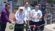 Asisten II Sekretariat Daerah Kabupaten Malang, Prasetyani Arum Anggorowati, S.H., M.Hum, saat memotong pita pembukaan Fakultas Pertanian UNITRI didampingi Asisten II) Sekretariat Daerah Kabupaten Malang, Prasetyani Arum Anggorowati, S.H., M.Hum (Foto: Seno pendoposatu.id)