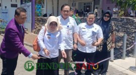 Asisten II Sekretariat Daerah Kabupaten Malang, Prasetyani Arum Anggorowati, S.H., M.Hum, saat memotong pita pembukaan Fakultas Pertanian UNITRI didampingi Asisten II) Sekretariat Daerah Kabupaten Malang, Prasetyani Arum Anggorowati, S.H., M.Hum (Foto: Seno pendoposatu.id)