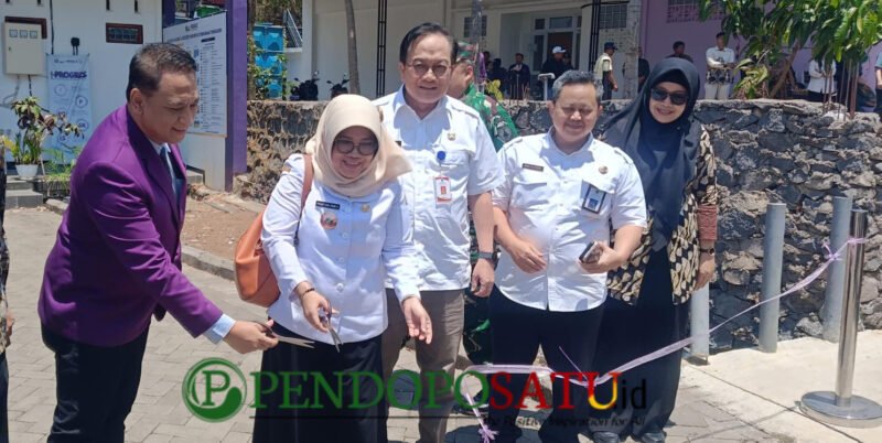 Asisten II Sekretariat Daerah Kabupaten Malang, Prasetyani Arum Anggorowati, S.H., M.Hum, saat memotong pita pembukaan Fakultas Pertanian UNITRI didampingi Asisten II) Sekretariat Daerah Kabupaten Malang, Prasetyani Arum Anggorowati, S.H., M.Hum (Foto: Seno pendoposatu.id)