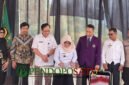 Asisten II Pemkab Malang Prasetyani Arum Anggorowati (tengah) bersama Rektor UNITRI Prof. Dodi Wirawan Irawanto, S.E., M.Com., Ph.D. (kiri) dan Kepala DTPHP Kabupaten Malang Avicenna M. Saniputera (kanan) saat peresmian Kampus III Fakultas Pertanian UNITRI di Agro Edupark Wagir (Foto: Agus pendoposatu.id)