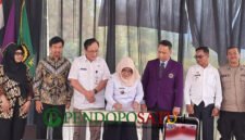 Asisten II Pemkab Malang Prasetyani Arum Anggorowati (tengah) bersama Rektor UNITRI Prof. Dodi Wirawan Irawanto, S.E., M.Com., Ph.D. (kiri) dan Kepala DTPHP Kabupaten Malang Avicenna M. Saniputera (kanan) saat peresmian Kampus III Fakultas Pertanian UNITRI di Agro Edupark Wagir (Foto: Agus pendoposatu.id)