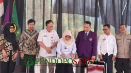 Asisten II Pemkab Malang Prasetyani Arum Anggorowati (tengah) bersama Rektor UNITRI Prof. Dodi Wirawan Irawanto, S.E., M.Com., Ph.D. (kiri) dan Kepala DTPHP Kabupaten Malang Avicenna M. Saniputera (kanan) saat peresmian Kampus III Fakultas Pertanian UNITRI di Agro Edupark Wagir (Foto: Agus pendoposatu.id)