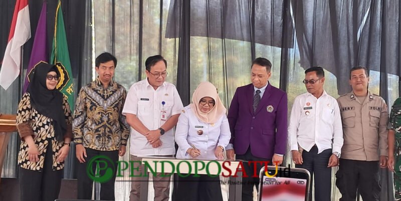 Asisten II Pemkab Malang Prasetyani Arum Anggorowati (tengah) bersama Rektor UNITRI Prof. Dodi Wirawan Irawanto, S.E., M.Com., Ph.D. (kiri) dan Kepala DTPHP Kabupaten Malang Avicenna M. Saniputera (kanan) saat peresmian Kampus III Fakultas Pertanian UNITRI di Agro Edupark Wagir (Foto: Agus pendoposatu.id)