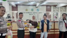 KRI Samsat Bangil saat memberikan hadiah ke taat pajak (Foto: Abdullah pendoposatu.id)