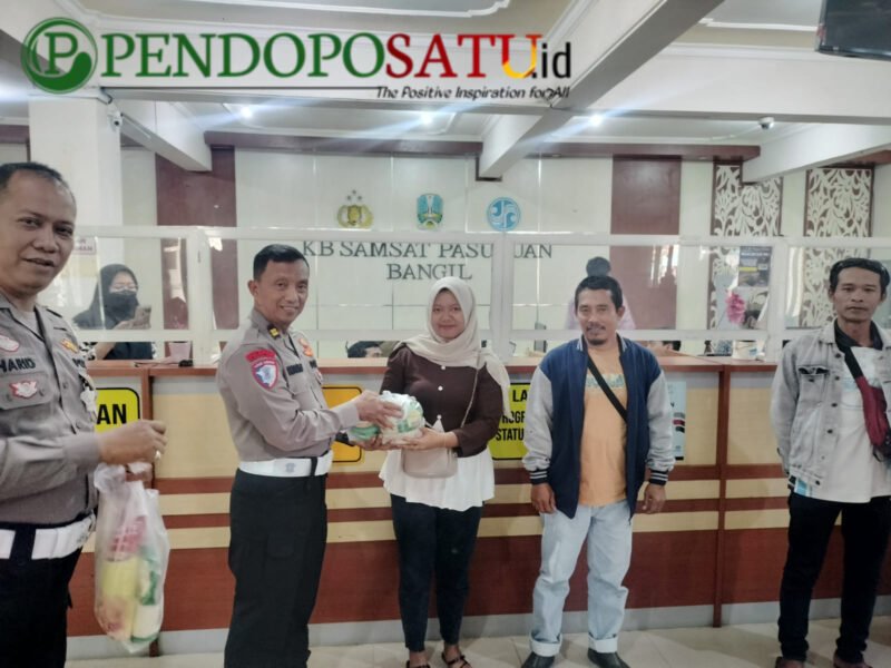 KRI Samsat Bangil saat memberikan hadiah ke taat pajak (Foto: Abdullah pendoposatu.id)