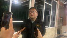 Akademisi Hukum saat diwawancarai Media terkait rangkap jabatan ETS (Foto: Nadia KK pendoposatu.id)
