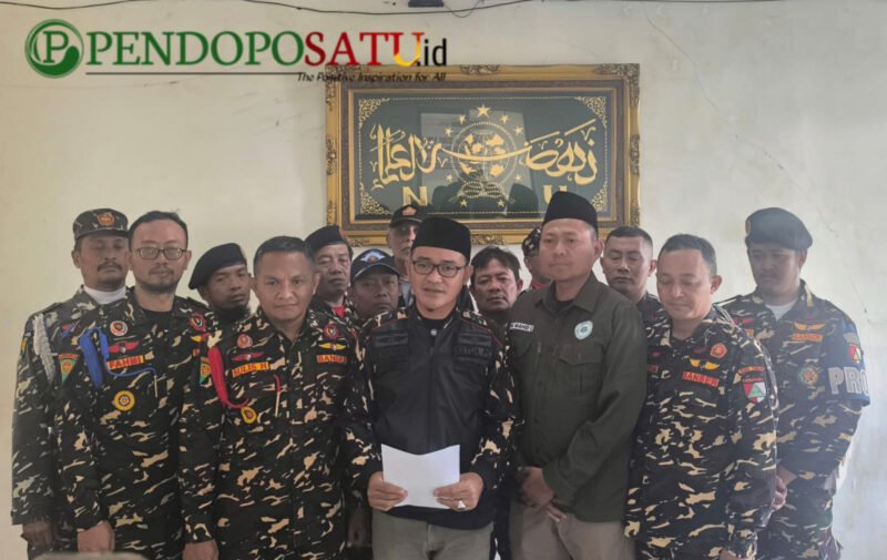 Ketua PC GP Ansor Kabupaten Malang, H. Fatkhurrrozi bersama jajaran pengurus (Foto: bgs Pendoposatu.id)