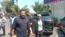 Abdul Qadir didampingi Lawyernya, Agustian Siagian, S.H saat mendatangi Polres Malang (Foto: bgs pendoposatu.id)