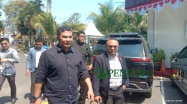 Abdul Qadir didampingi Lawyernya, Agustian Siagian, S.H saat mendatangi Polres Malang (Foto: bgs pendoposatu.id)