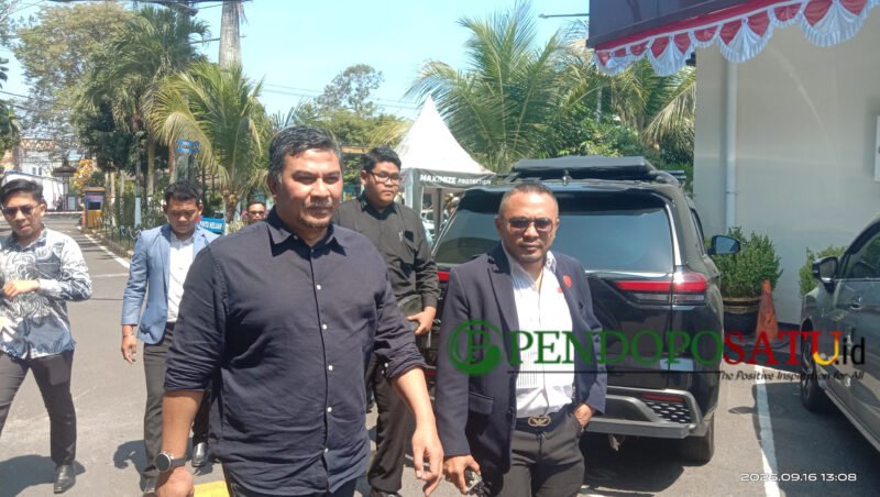 Abdul Qadir didampingi Lawyernya, Agustian Siagian, S.H saat mendatangi Polres Malang (Foto: bgs pendoposatu.id)