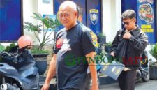 Hadi Wiyono alias Pak Dur saat mendatangi Polres Malang didampingi kuasa hukumnya (Foto: bgs pendoposatu.id)