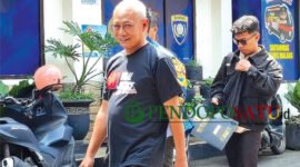 Hadi Wiyono alias Pak Dur saat mendatangi Polres Malang didampingi kuasa hukumnya (Foto: bgs pendoposatu.id)