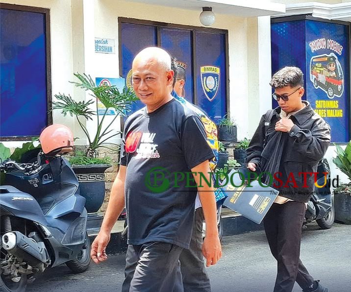 Hadi Wiyono alias Pak Dur saat mendatangi Polres Malang didampingi kuasa hukumnya (Foto: bgs pendoposatu.id)