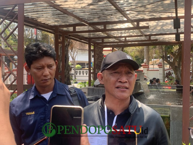 Ketua Cabor Percasi Kota Blitar, M. Trijanto, protes saat pelaksanaan Musurkotlub KONI Kota Blitar (Foto: Nadia KK pendoposatu.id)