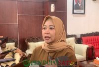 Kepala Bagian Hukum Pemerintah Kota Blitar, Nina Indrayanti Saat di wawancara oleh awak Media (Foto: Nadia KK pendoposatu.id)