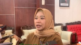 Kepala Bagian Hukum Pemerintah Kota Blitar, Nina Indrayanti Saat di wawancara oleh awak Media (Foto: Nadia KK pendoposatu.id)