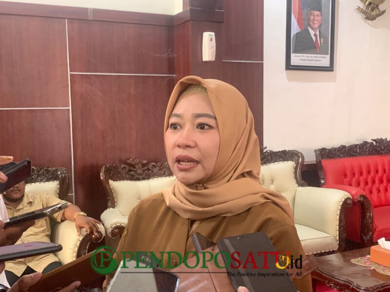 Kepala Bagian Hukum Pemerintah Kota Blitar, Nina Indrayanti Saat di wawancara oleh awak Media (Foto: Nadia KK pendoposatu.id)