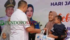 Bupati Pasuruan Rusdi Sutejo, saat memberikan Baksos pada masyarakat yang hadir (Foto: Abdullah pendoposatu.id)