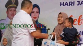 Bupati Pasuruan Rusdi Sutejo, saat memberikan Baksos pada masyarakat yang hadir (Foto: Abdullah pendoposatu.id)