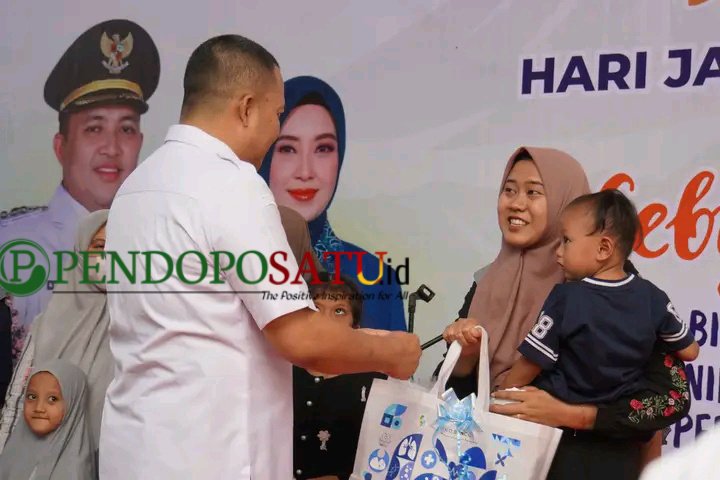 Bupati Pasuruan Rusdi Sutejo, saat memberikan Baksos pada masyarakat yang hadir (Foto: Abdullah pendoposatu.id)